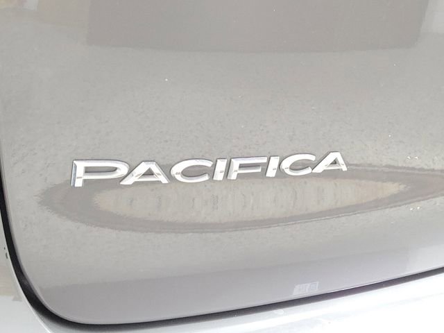 Used 2023 Chrysler Pacifica Touring-L FWD image 9