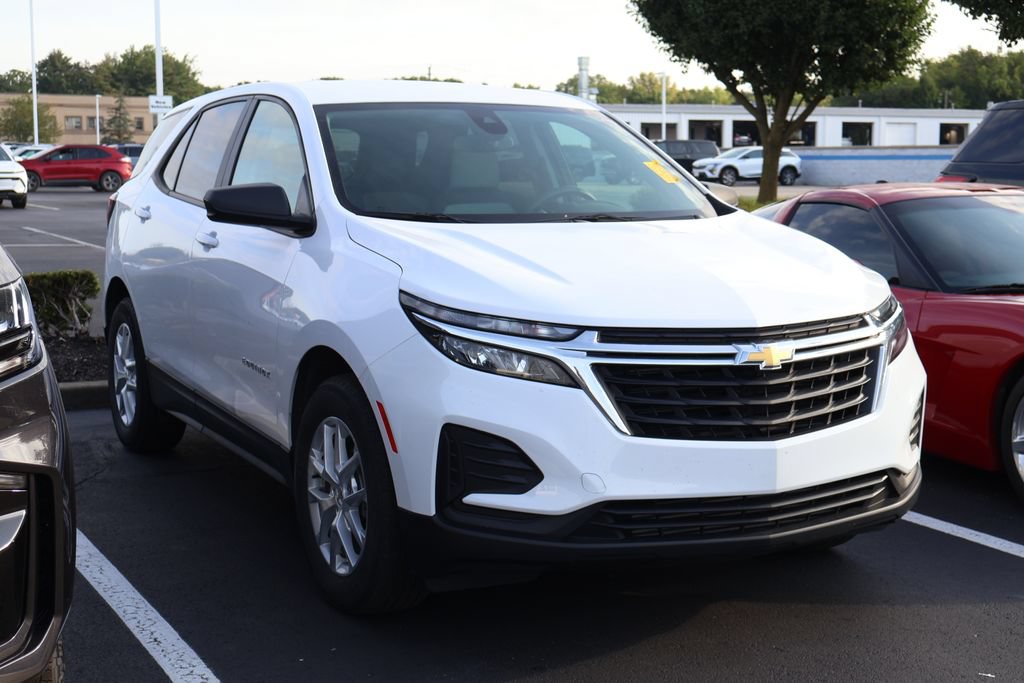 Used 2024 Chevrolet Equinox LS w/ LS Convenience Package FWD image 3