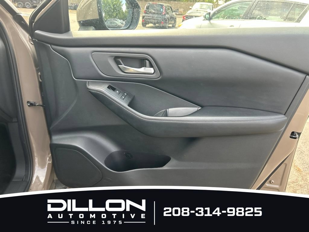 Used 2025 Nissan Rogue SV AWD/4WD image 14