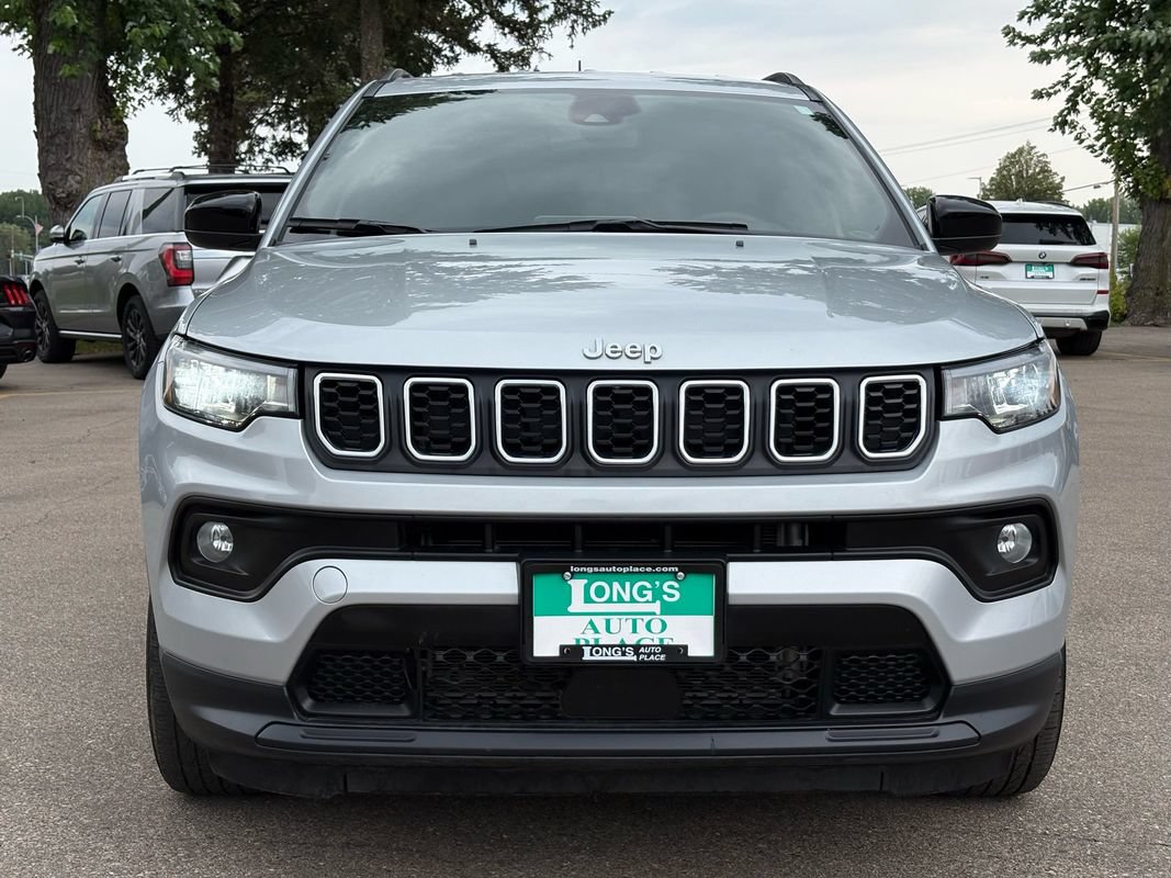 Used 2025 Jeep Compass Latitude AWD/4WD image 3