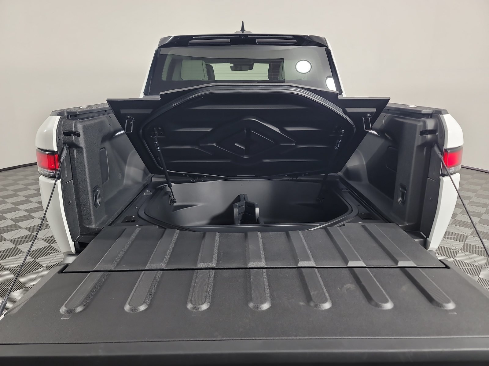 Used 2025 Rivian R1T Adventure Dual AWD/4WD image 15