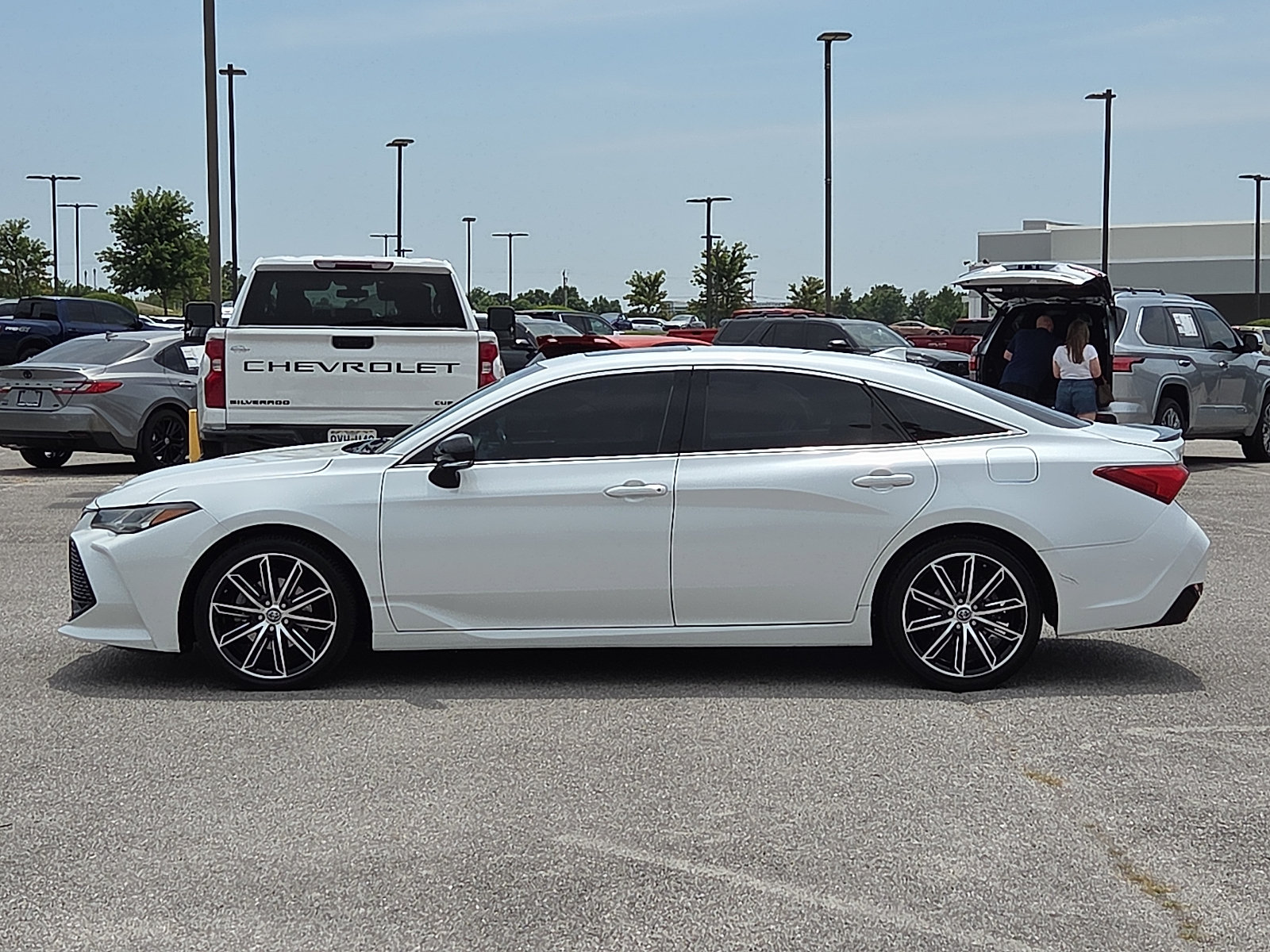 Used 2019 Toyota Avalon Touring FWD image 3