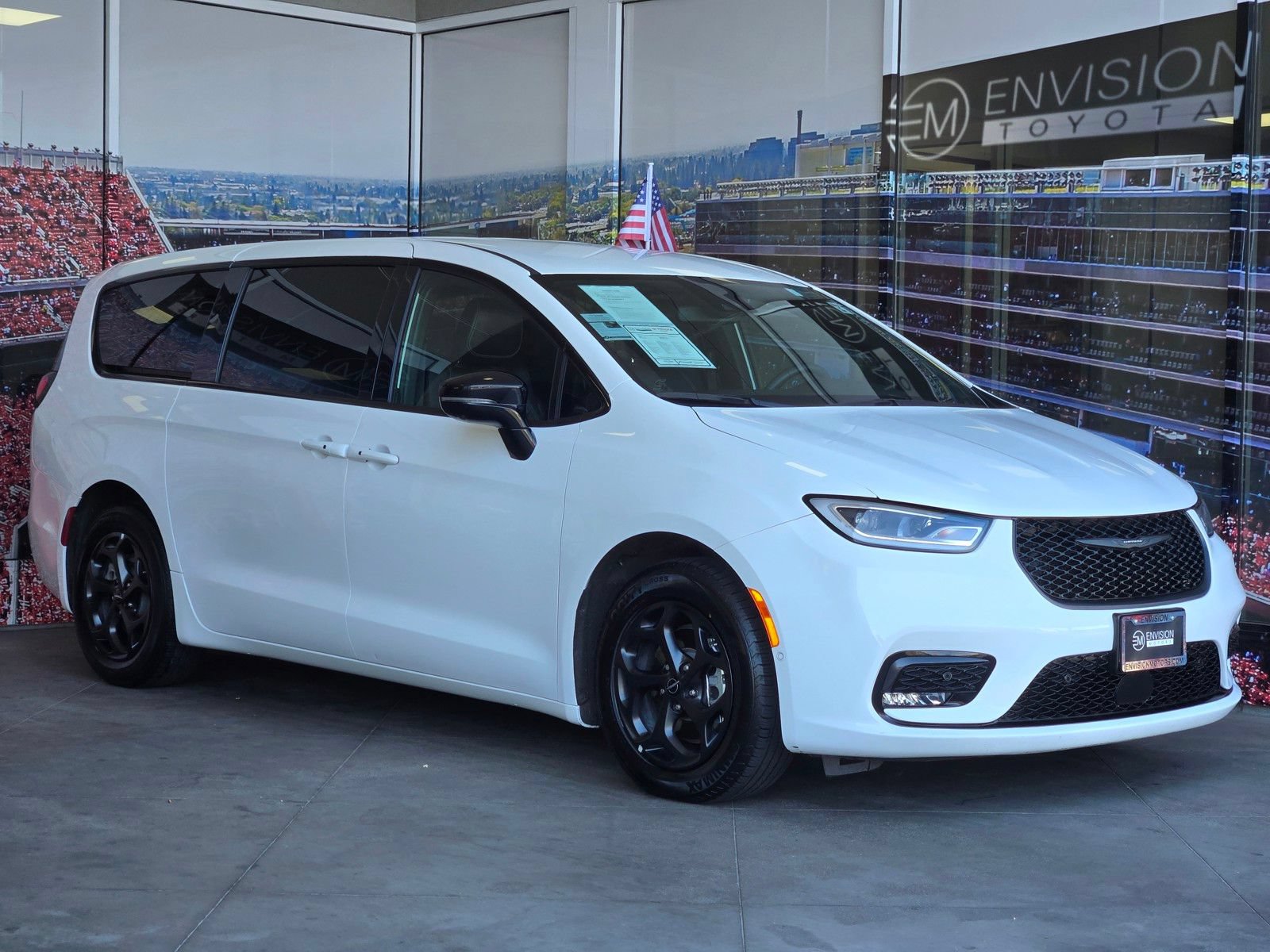 Used 2024 Chrysler Pacifica Limited FWD image 1