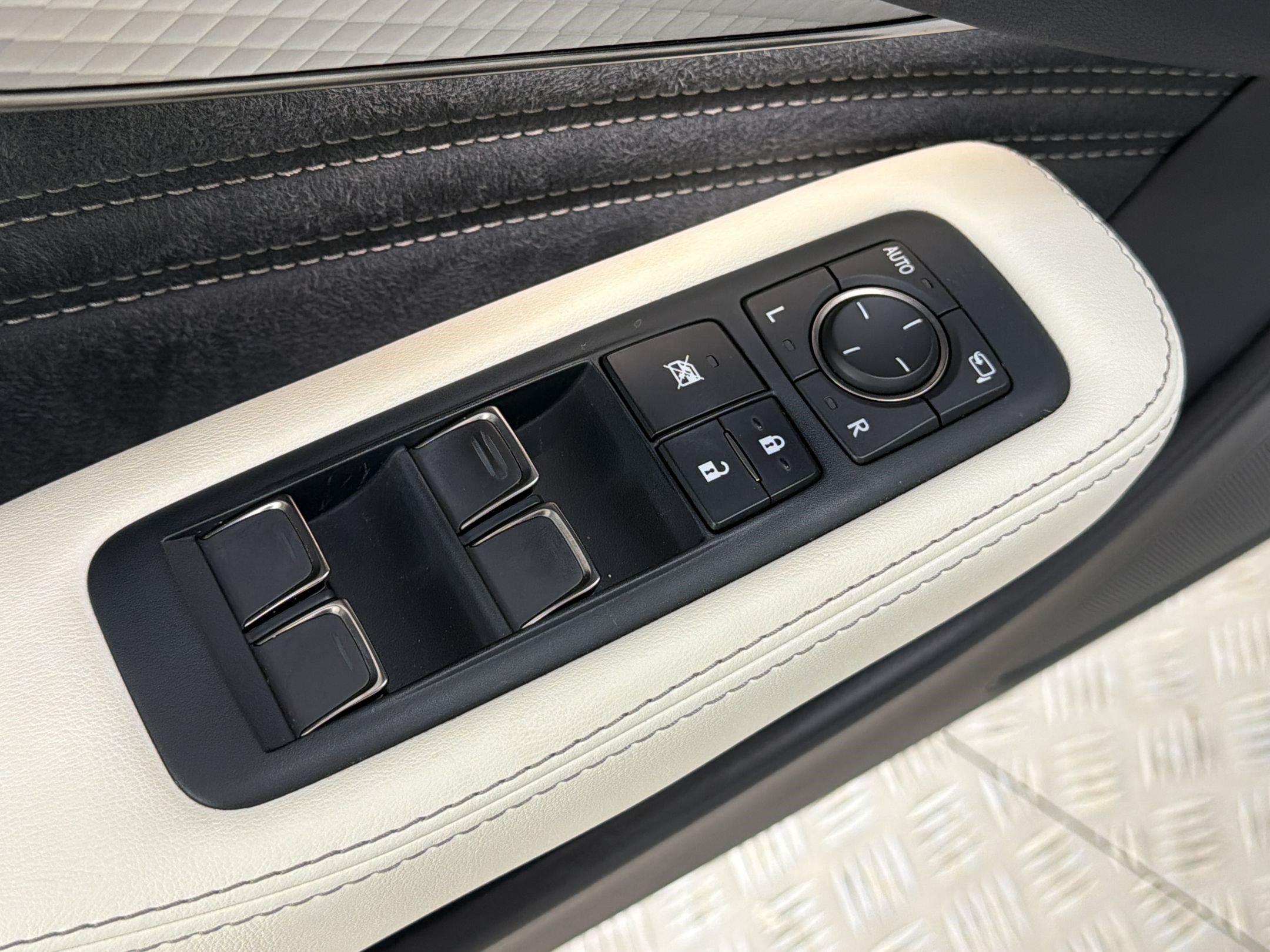 Used 2023 Lexus LS 500 F Sport w/ Accessory Package (Z1) AWD/4WD image 13