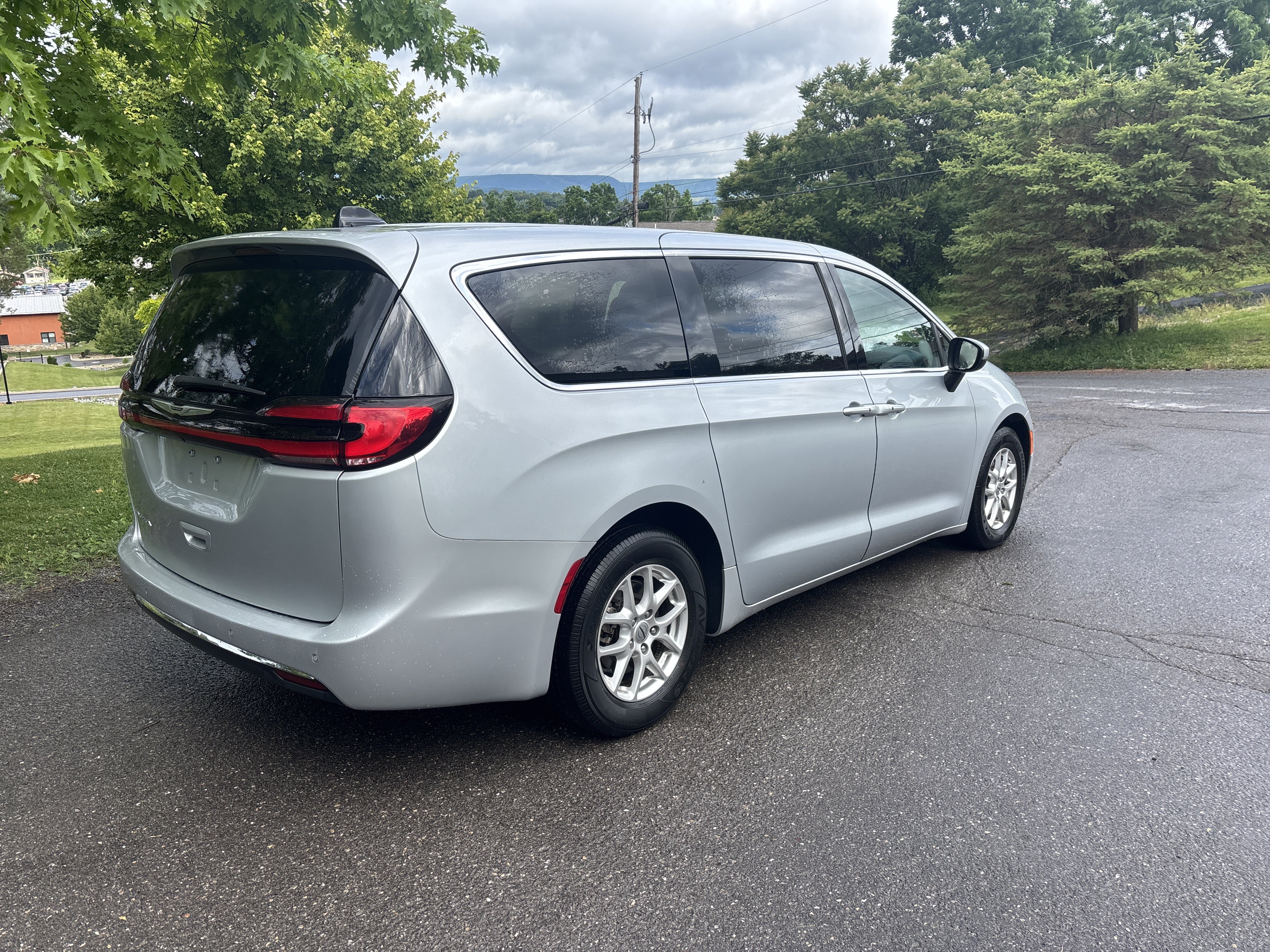 Used 2023 Chrysler Pacifica Touring-L FWD image 3