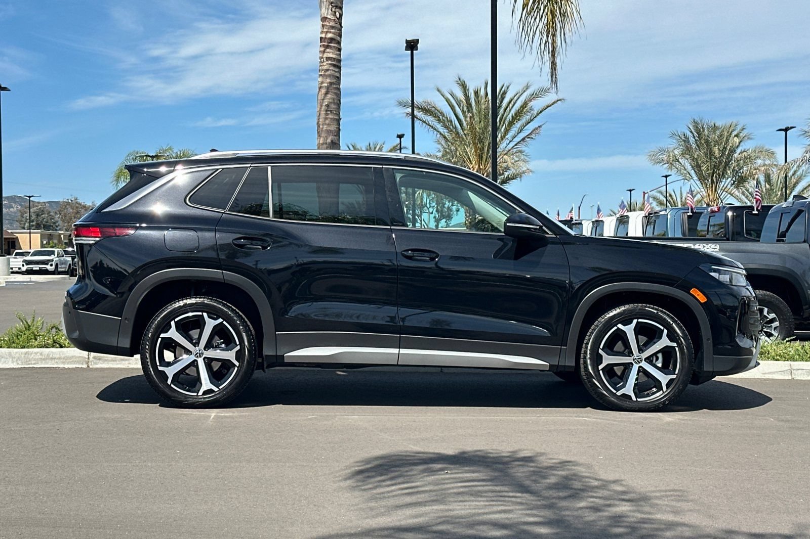 Used 2025 Volkswagen Tiguan SE FWD image 3