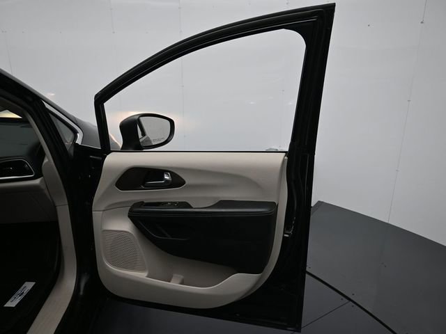 Used 2022 Chrysler Voyager LX image 30