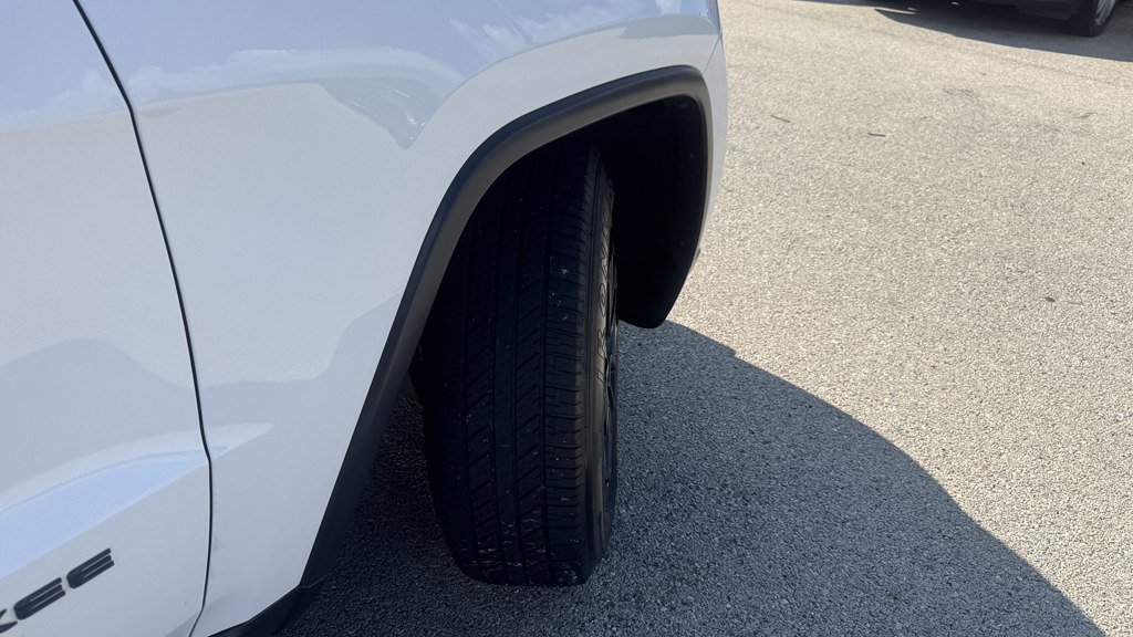 Used 2018 Jeep Grand Cherokee Laredo AWD/4WD image 12