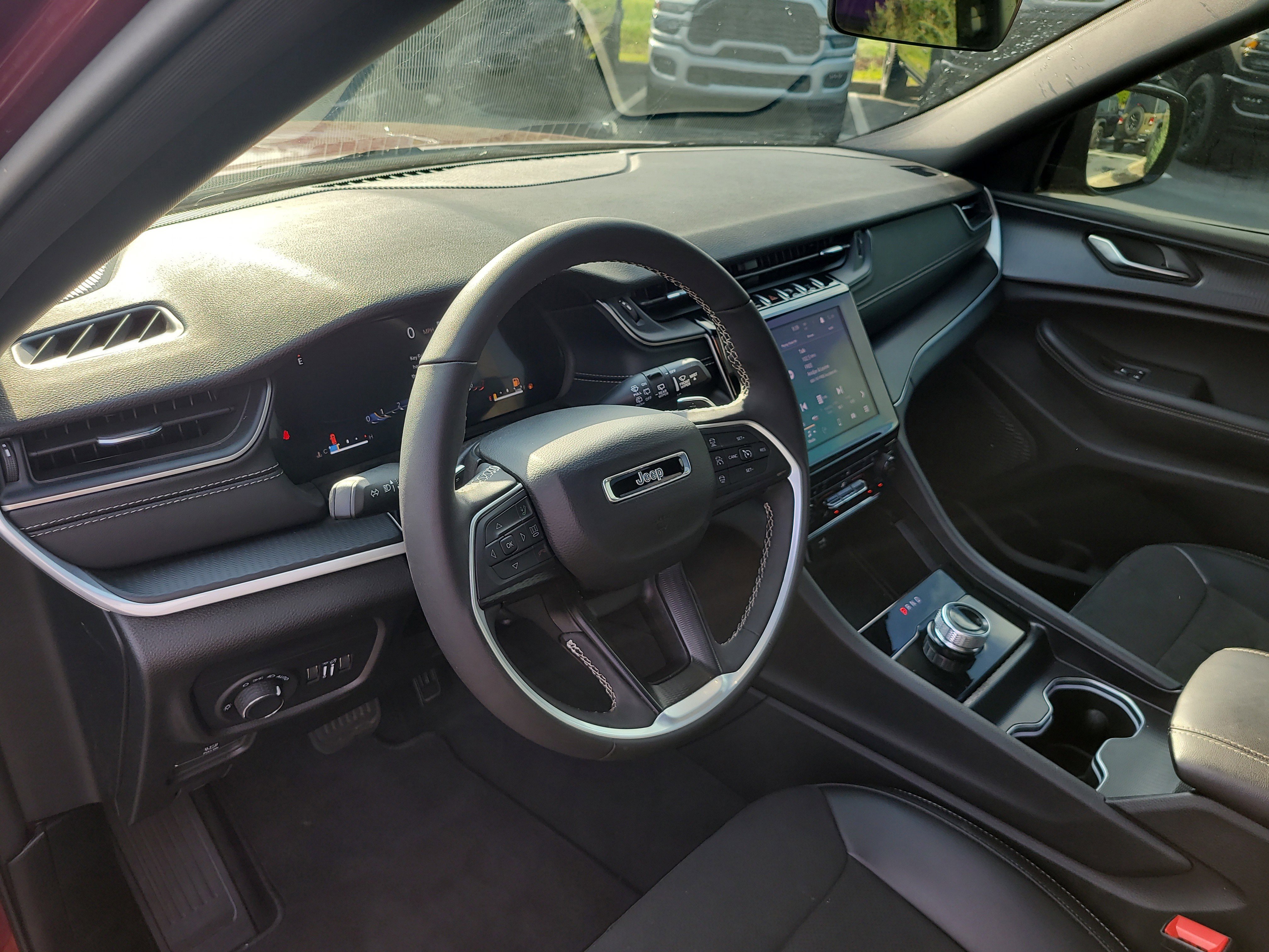 Used 2025 Jeep Grand Cherokee L Altitude image 21