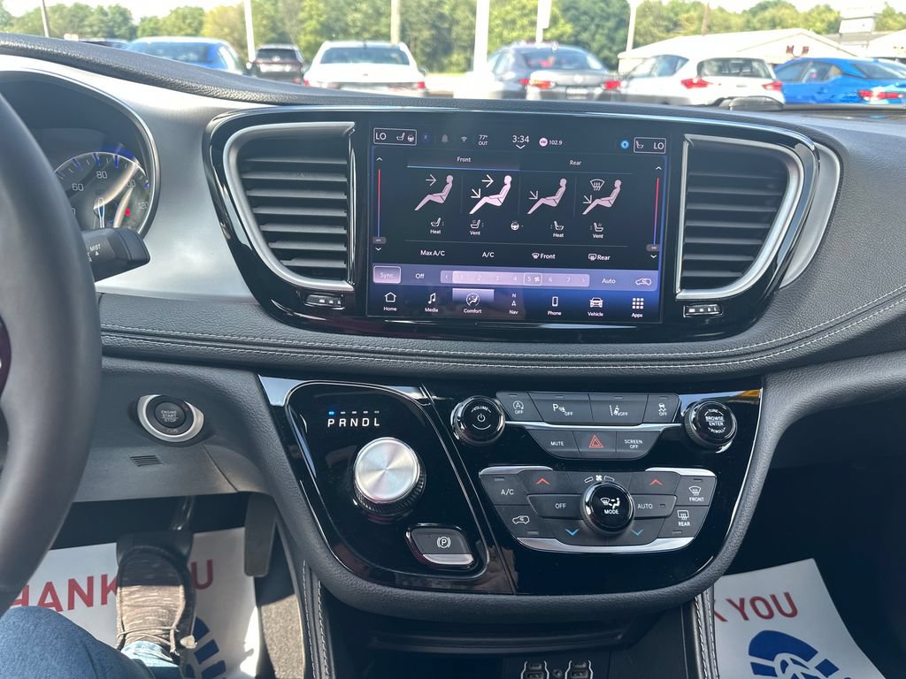 Used 2025 Chrysler Pacifica Limited FWD image 22