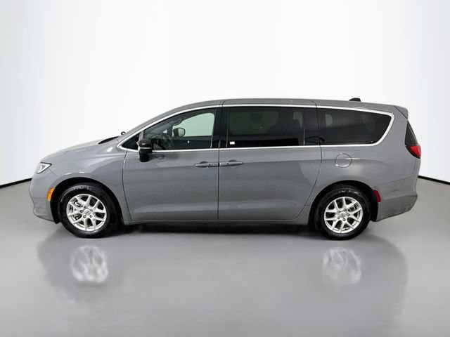 Used 2025 Chrysler Pacifica Select FWD image 4