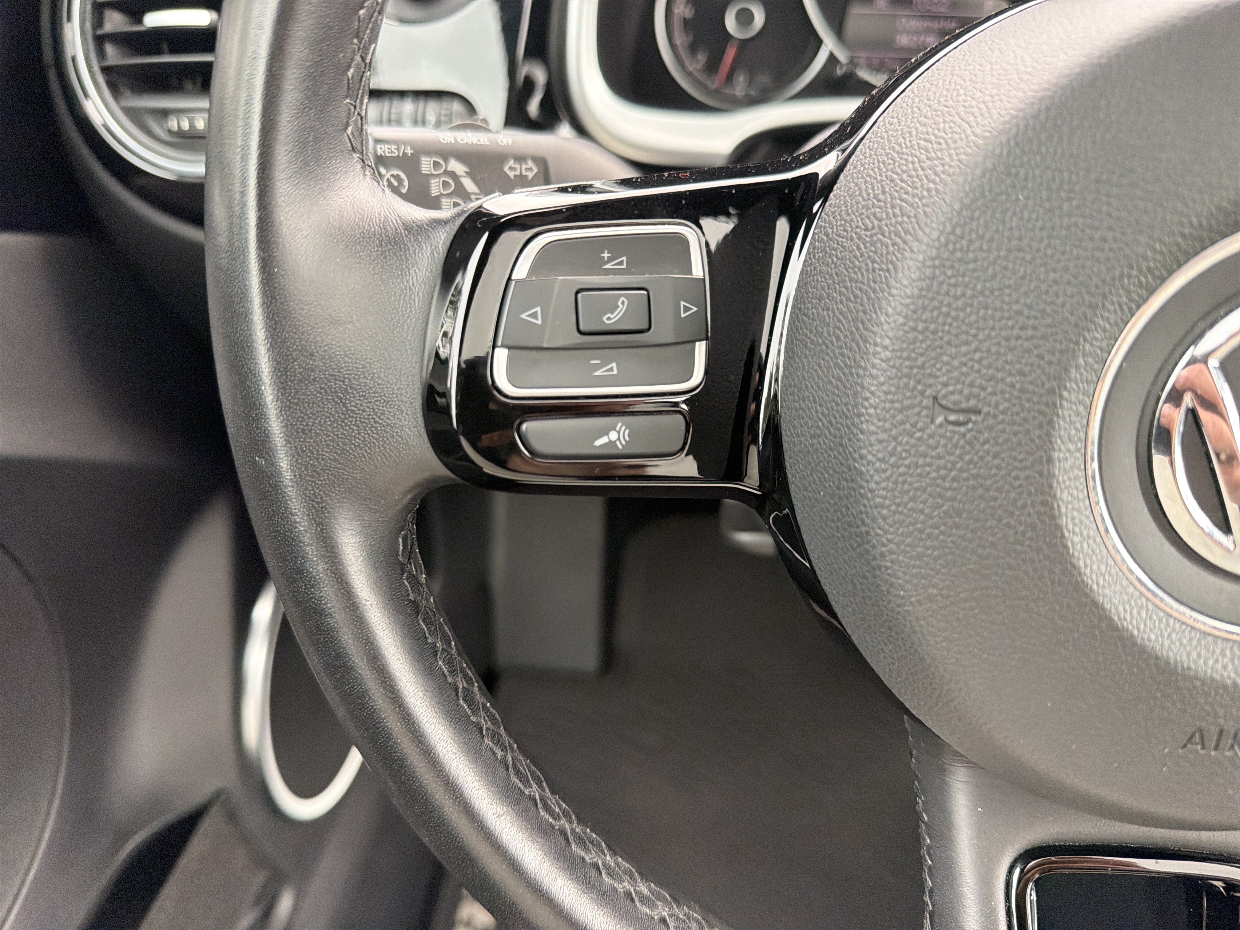 Used 2019 Volkswagen Beetle 2.0T SE w/ SE Premium Package FWD image 20