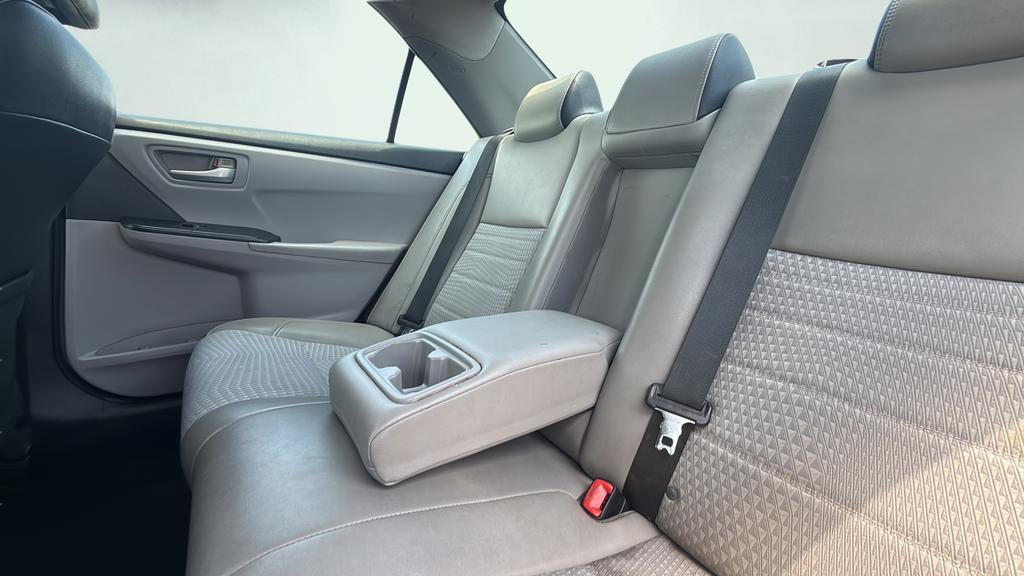 Used 2015 Toyota Camry SE FWD image 30