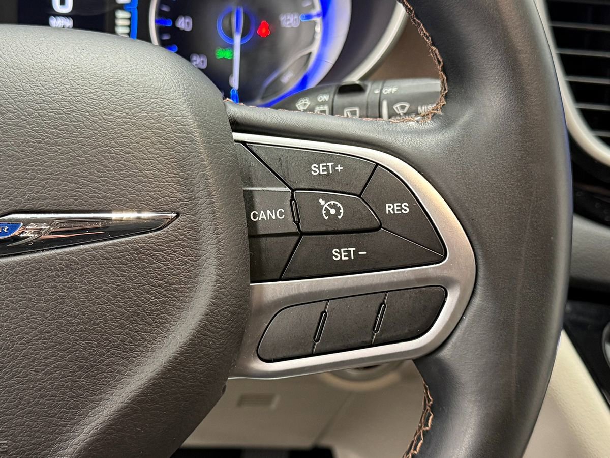 Used 2017 Chrysler Pacifica Touring-L w/ Tire & Wheel Group FWD image 18
