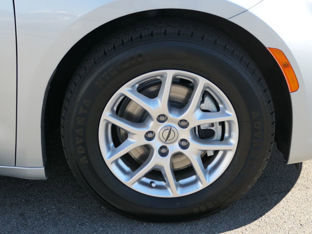 Used 2023 Chrysler Pacifica Touring-L image 26