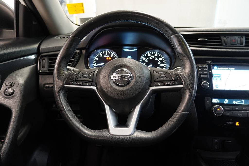 Used 2017 Nissan Rogue SV w/ SV Premium Package AWD/4WD image 15