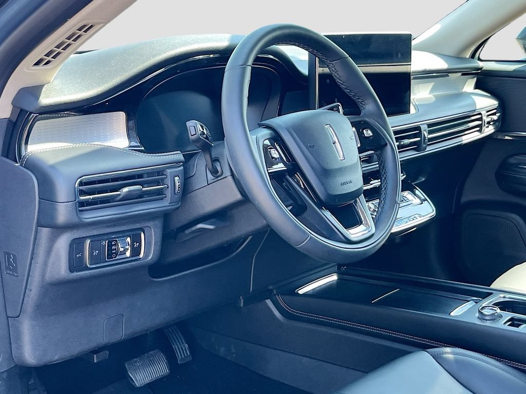 Used 2025 Lincoln Corsair FWD image 9