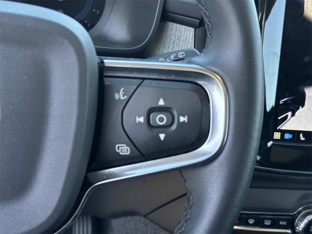 Used 2024 Volvo XC40 B5 Plus image 39