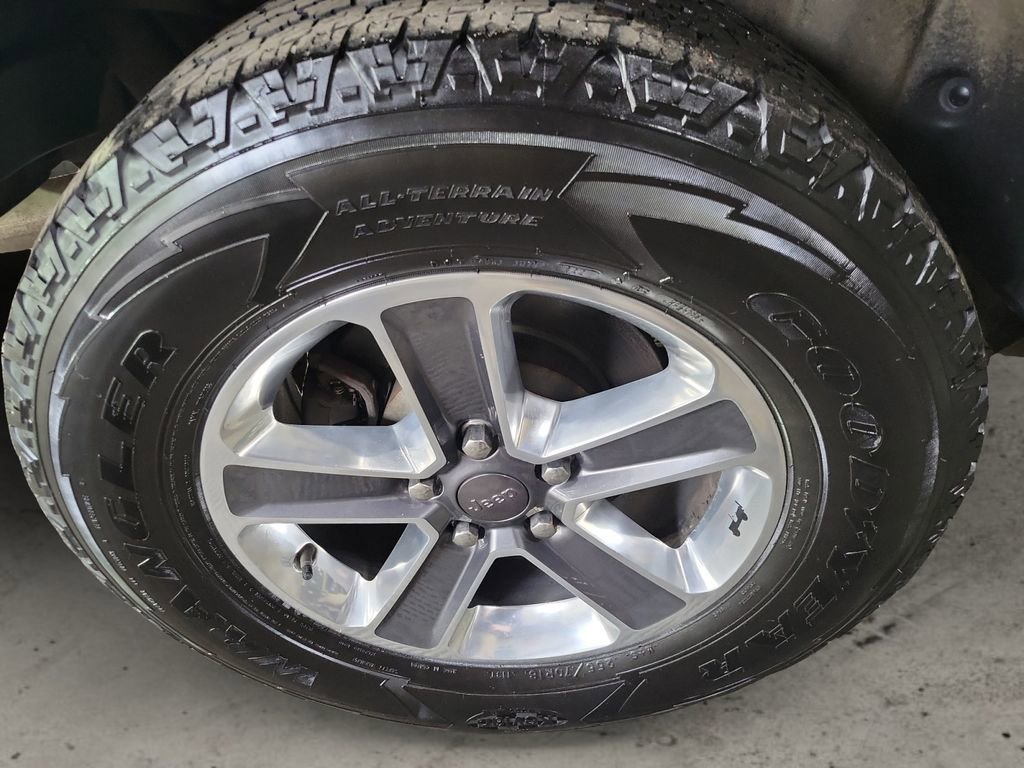 Used 2018 Jeep Wrangler Unlimited Sahara AWD/4WD image 12