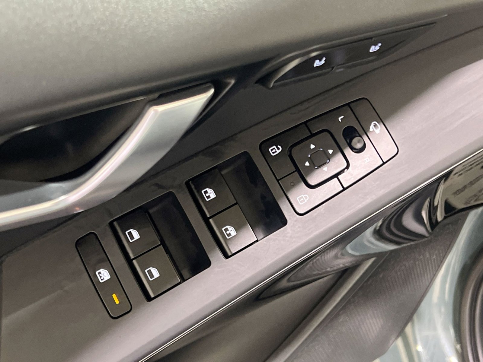 Used 2023 Kia Niro SX Touring image 32