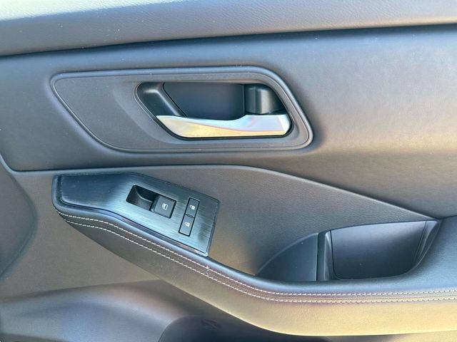 Used 2025 Nissan Rogue SV FWD image 20