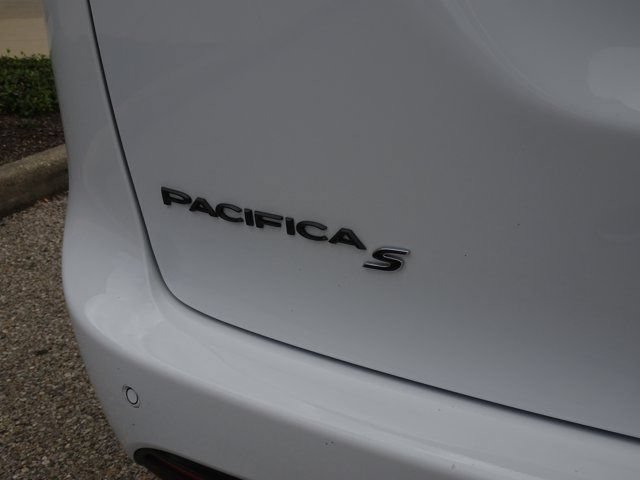 Used 2024 Chrysler Pacifica Limited w/ Uconnect Theater Family Group FWD image 30