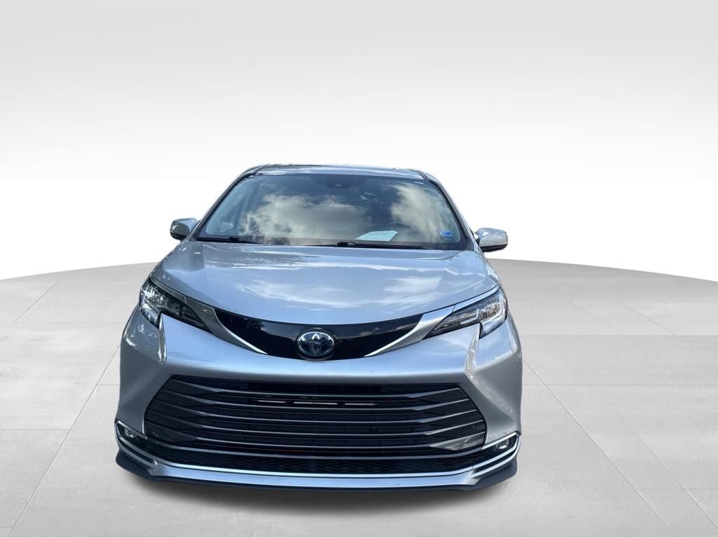 Used 2021 Toyota Sienna Limited FWD image 9