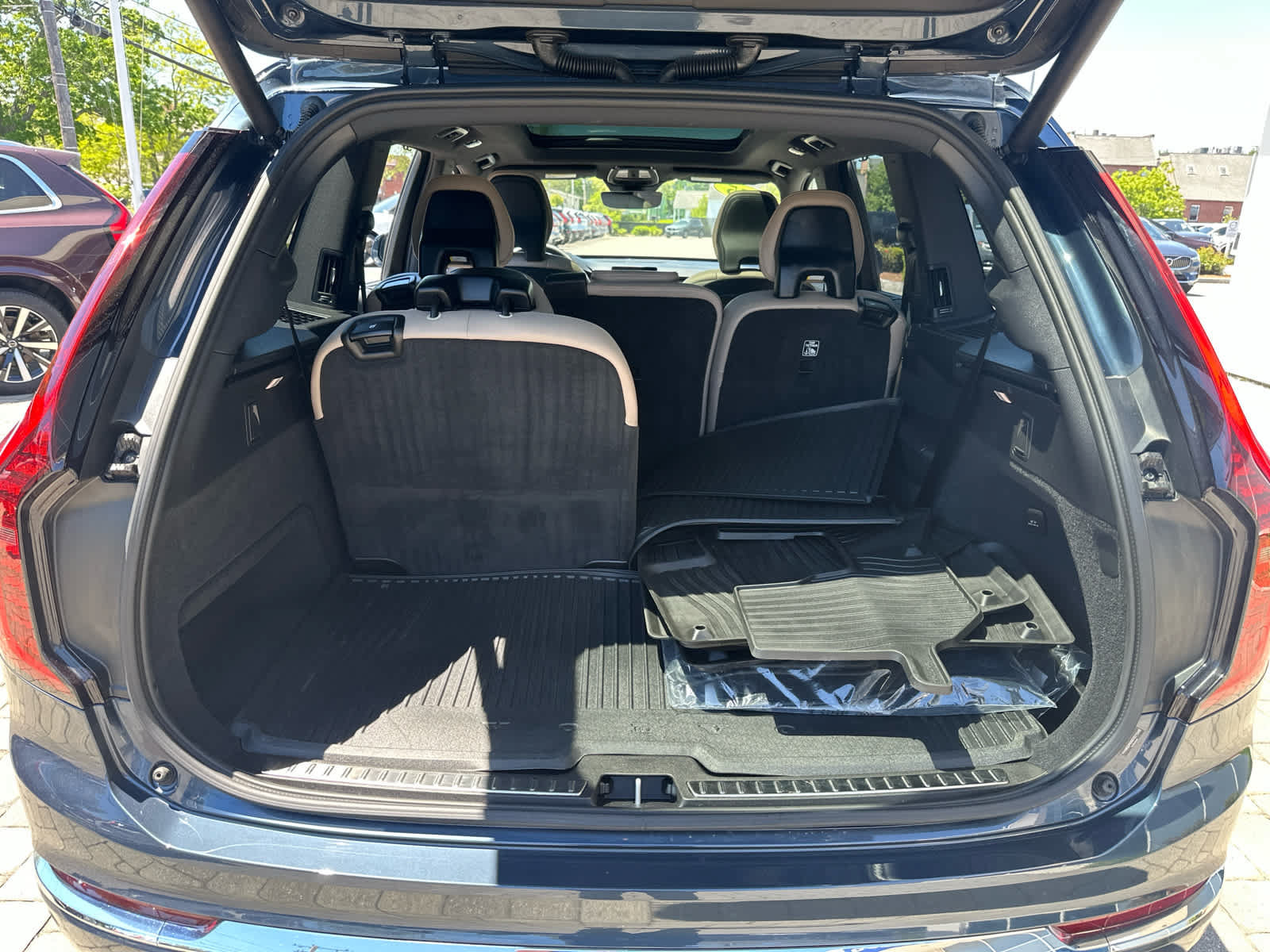 Used 2025 Volvo XC90 B6 Ultra w/ Protection Package AWD/4WD image 37