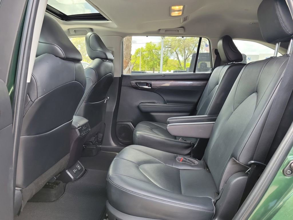 Used 2023 Toyota Highlander Limited image 12