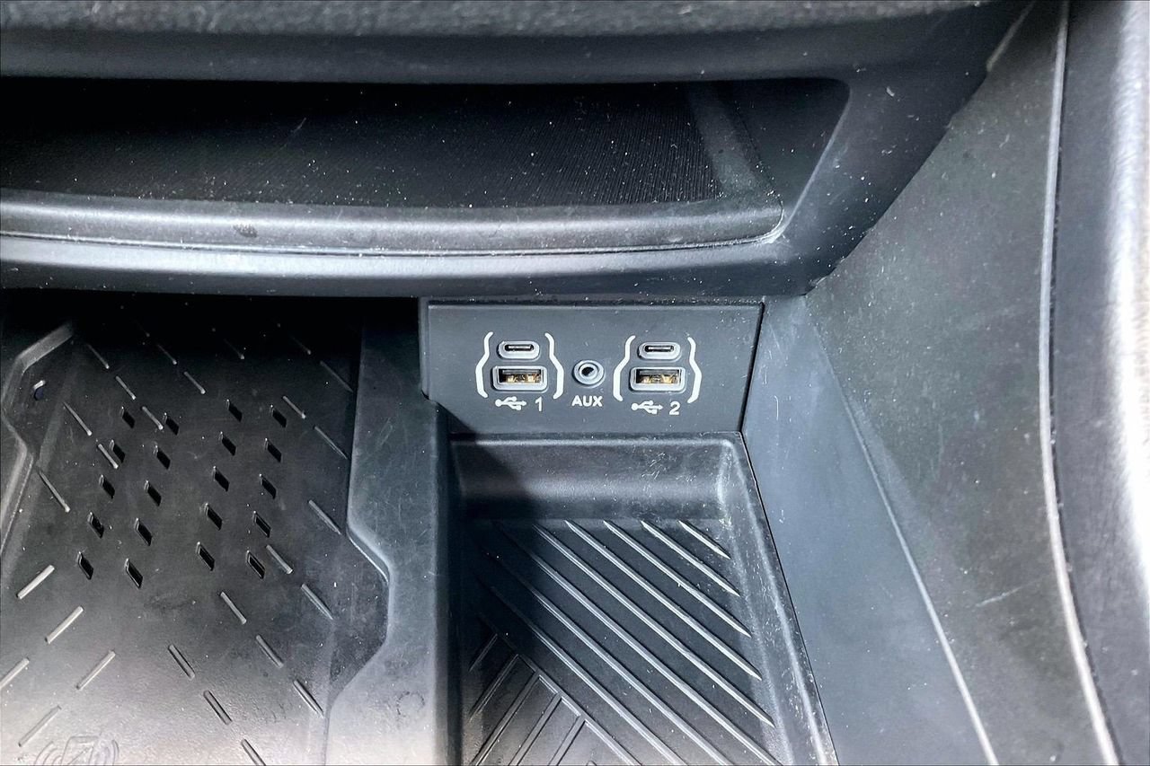 Used 2025 Chrysler Pacifica Limited FWD image 18