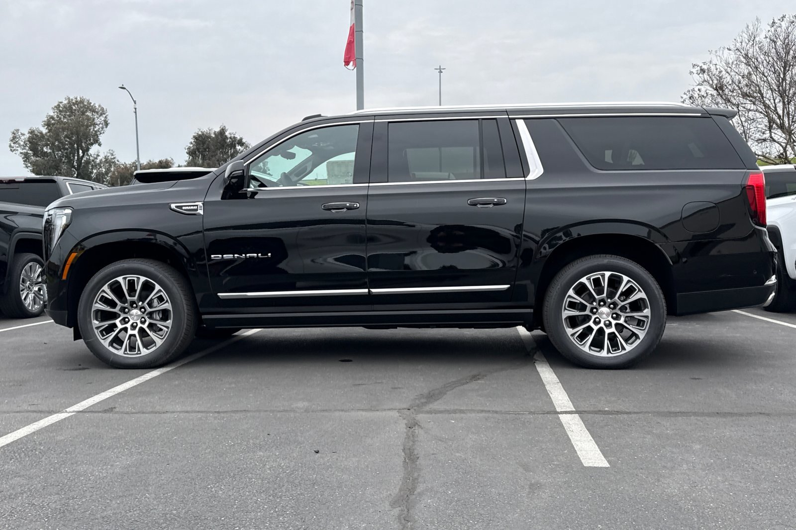 New 2026 GMC Yukon XL Denali w/ Denali Reserve Package image 8