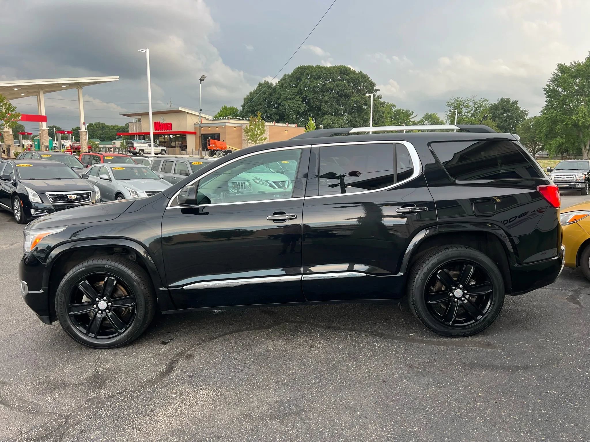 Used 2017 GMC Acadia Denali image 2