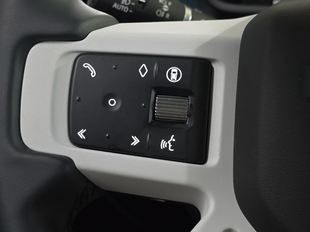 Used 2025 Land Rover Defender 110 X-Dynamic SE AWD/4WD image 20