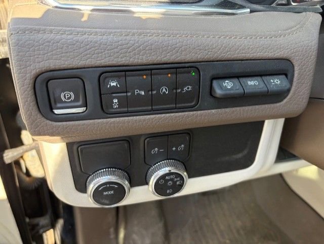 Used 2021 GMC Yukon Denali w/ Denali Premium Package image 12