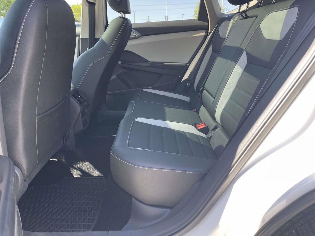 Used 2025 Volkswagen Taos SEL AWD/4WD image 9