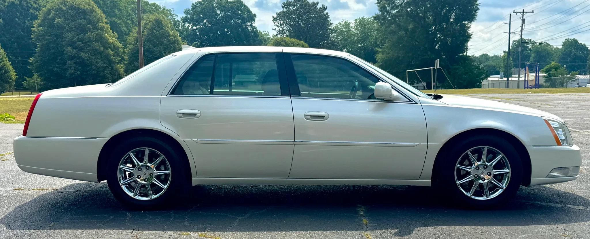 Used 2011 Cadillac DTS Luxury FWD image 10