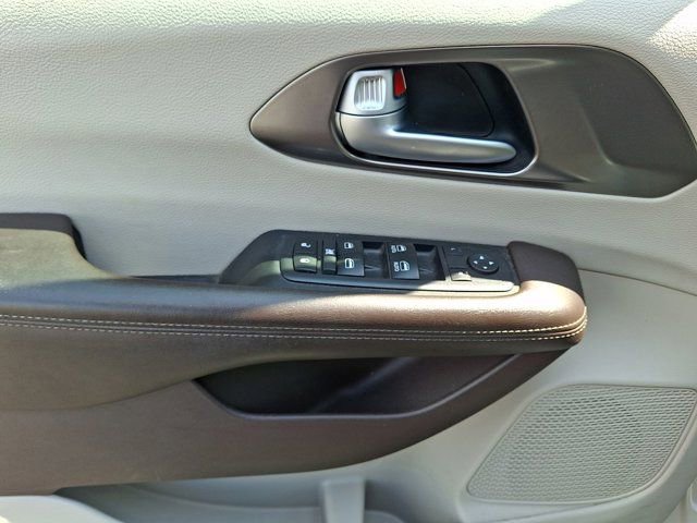 Used 2017 Chrysler Pacifica Touring-L w/ Tire & Wheel Group FWD image 17