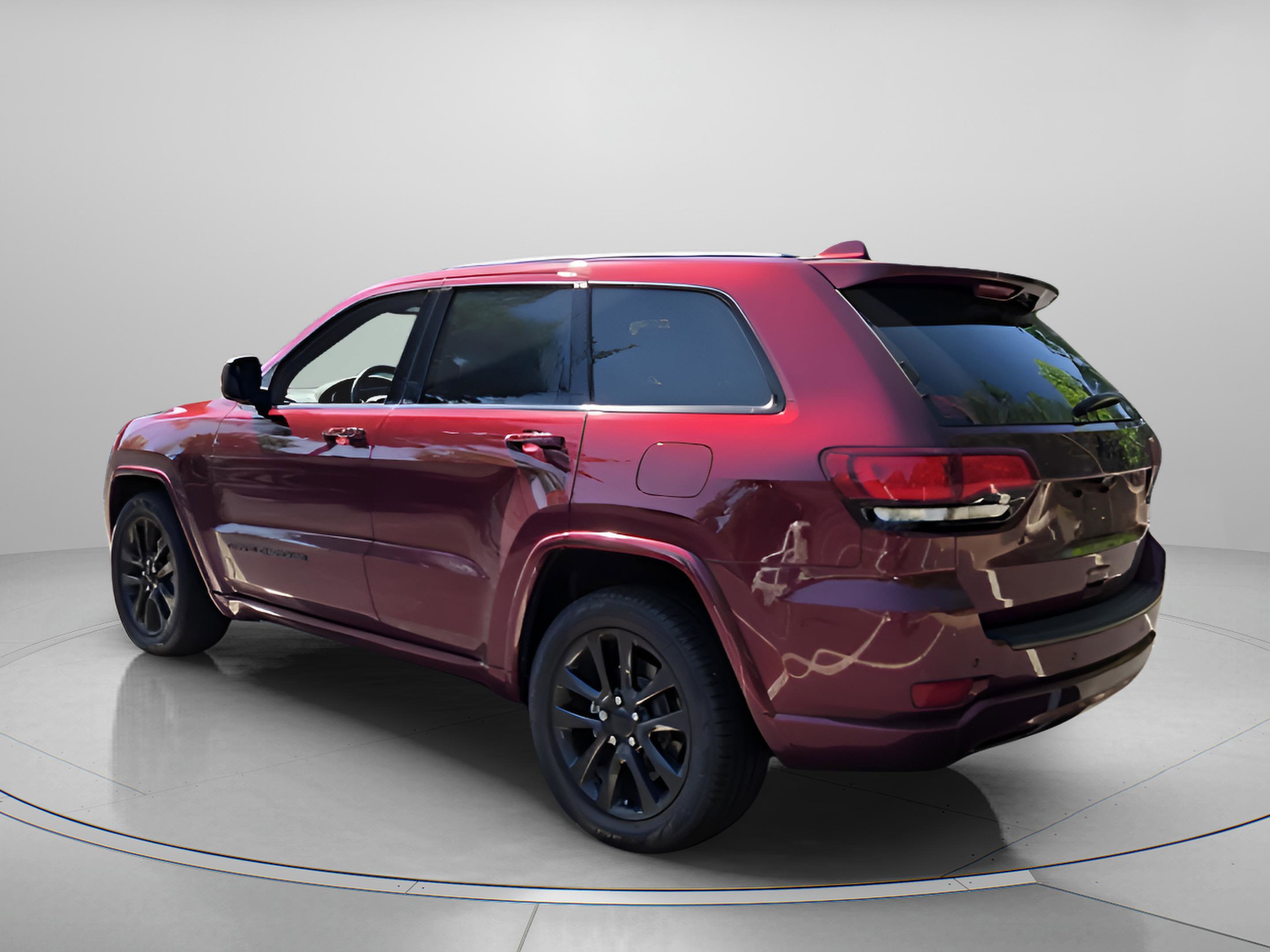 Used 2018 Jeep Grand Cherokee Altitude RWD image 3