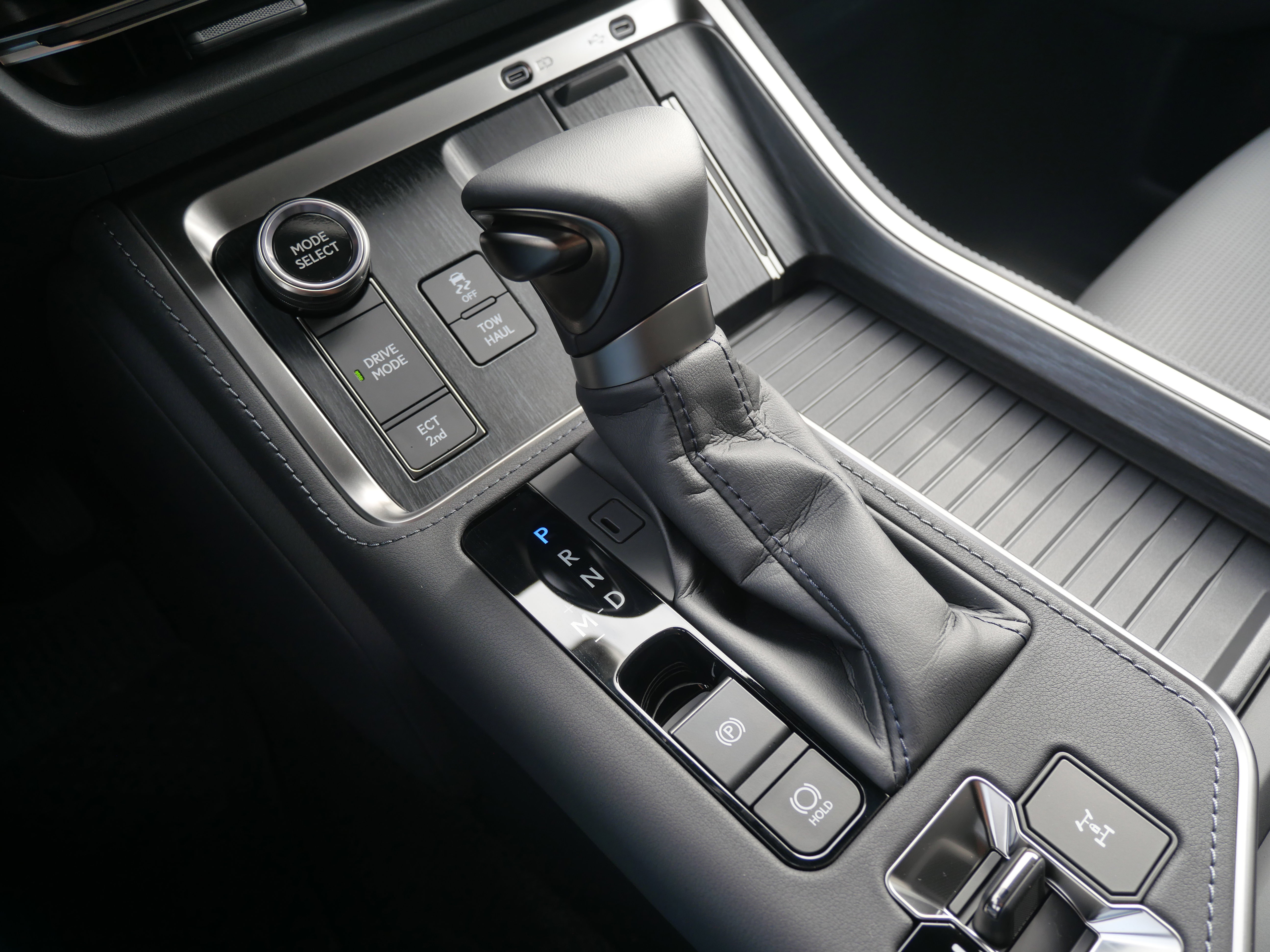 Used 2025 Lexus GX 550 w/ Accessory Package (2T) image 32