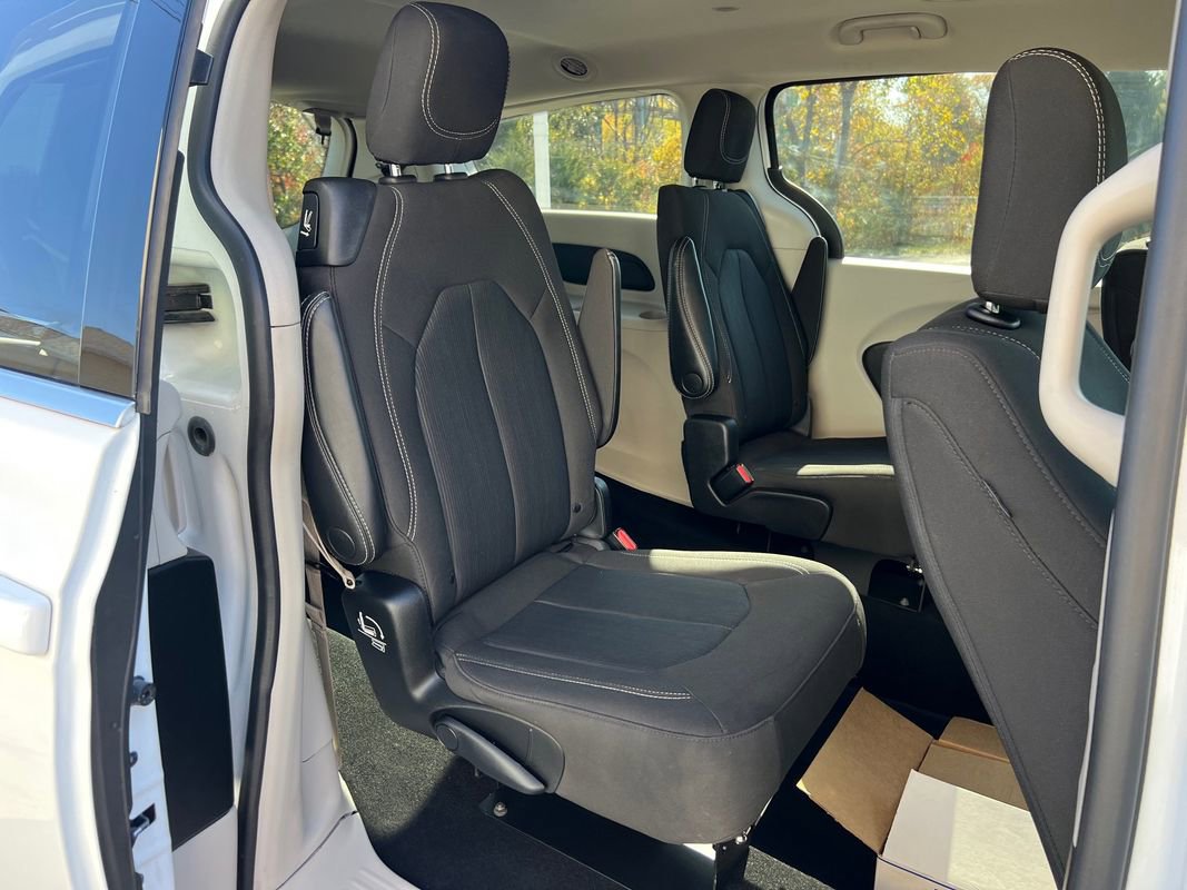 Used 2022 Chrysler Voyager LX image 34