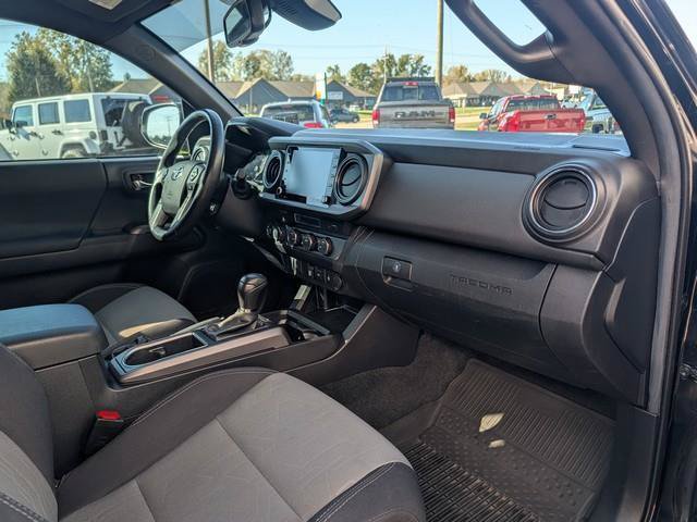 Used 2022 Toyota Tacoma TRD Off-Road AWD/4WD image 24