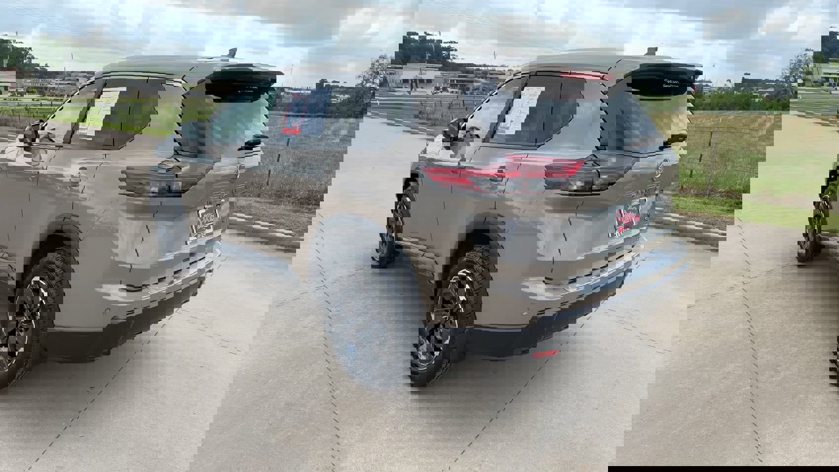 Used 2024 Nissan Rogue SV w/ SV Premium Package image 7