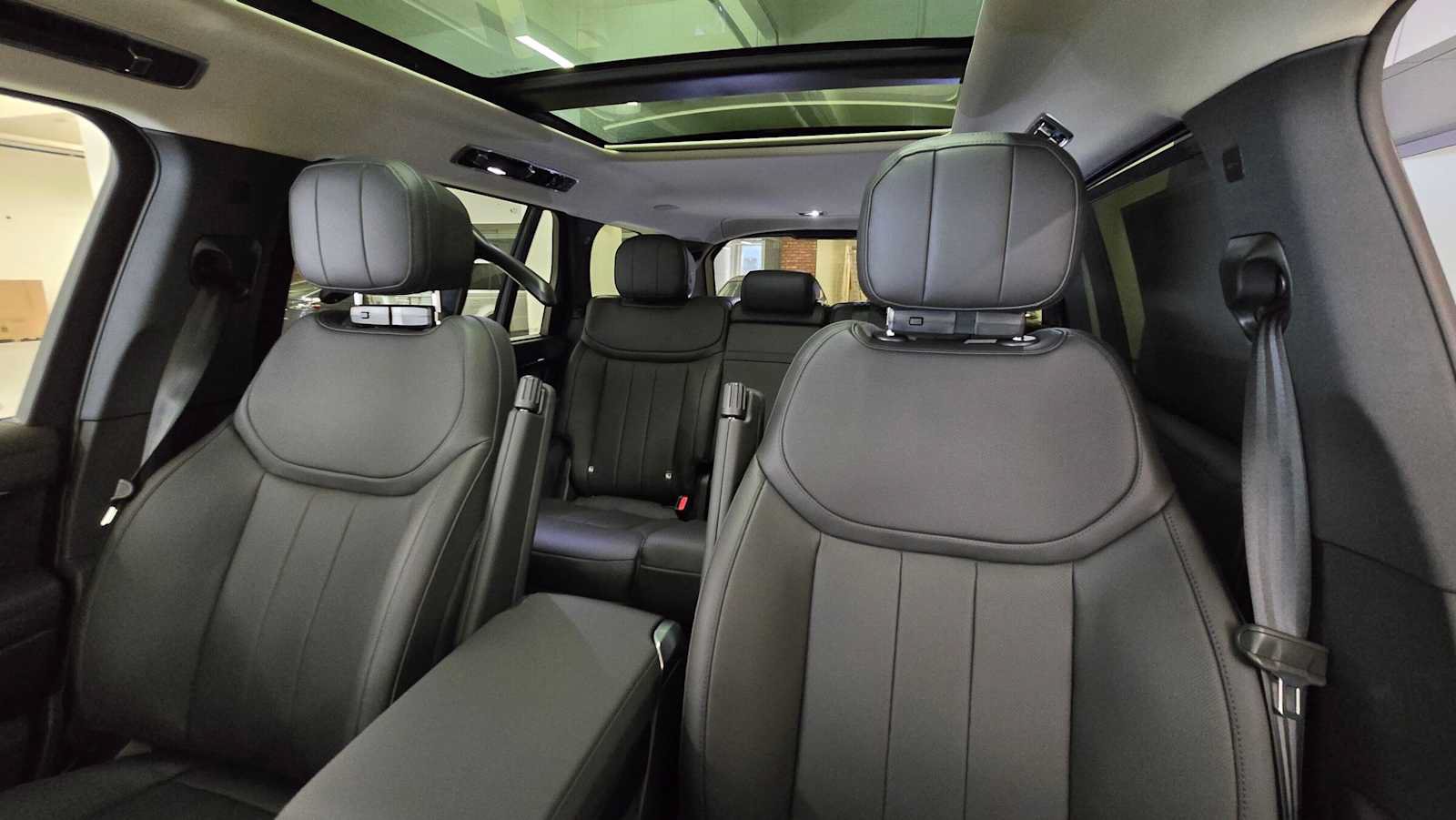 New 2026 Land Rover Range Rover Long Wheelbase SE AWD/4WD image 23