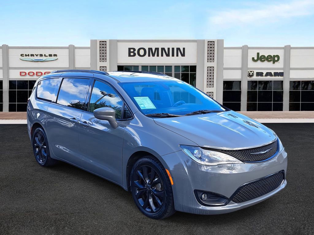 Used 2020 Chrysler Pacifica Touring-L w/ S Appearance Package image 2