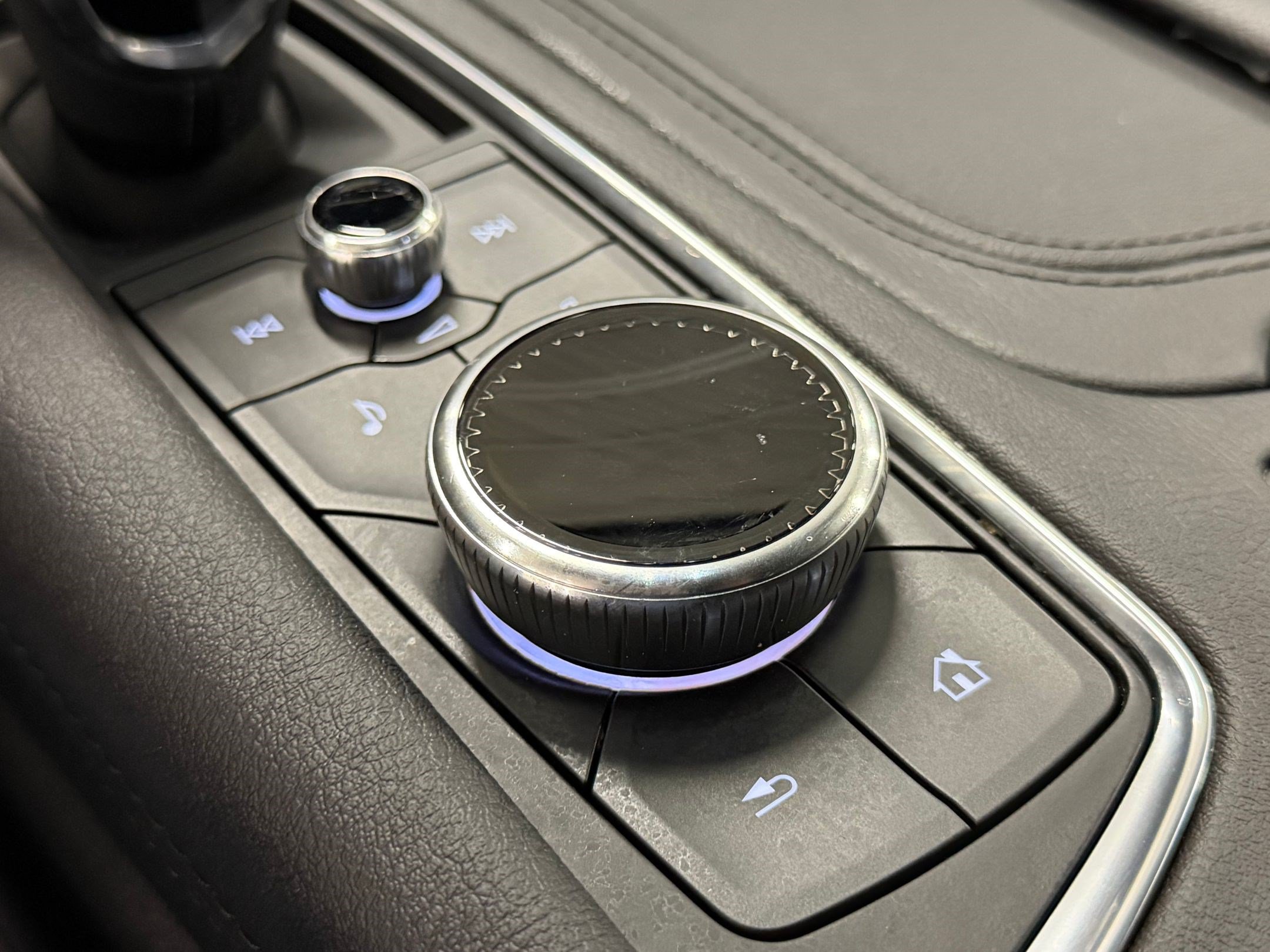 Certified 2025 Cadillac XT6 Luxury FWD image 22