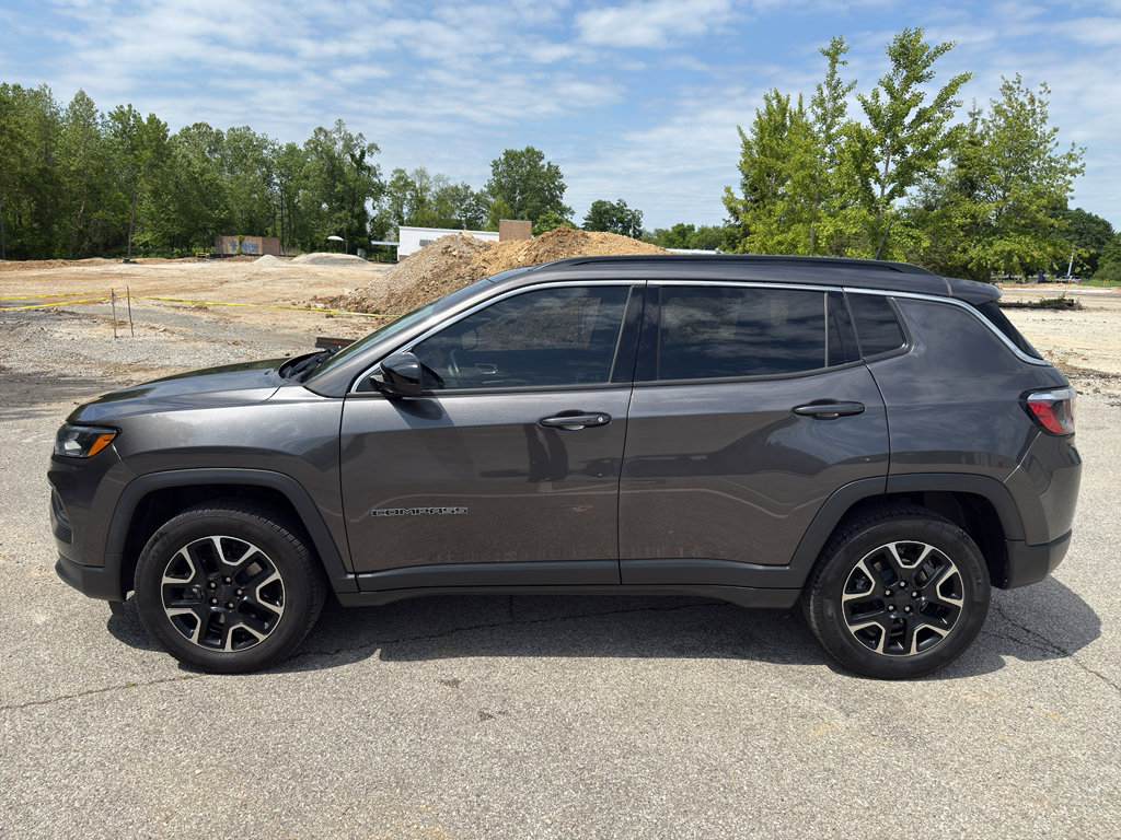 Used 2022 Jeep Compass Latitude w/ Sun and Sound Group AWD/4WD image 2