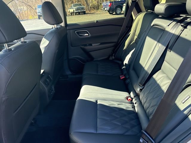 Used 2026 Nissan Rogue Platinum w/ Platinum Premium Package image 16
