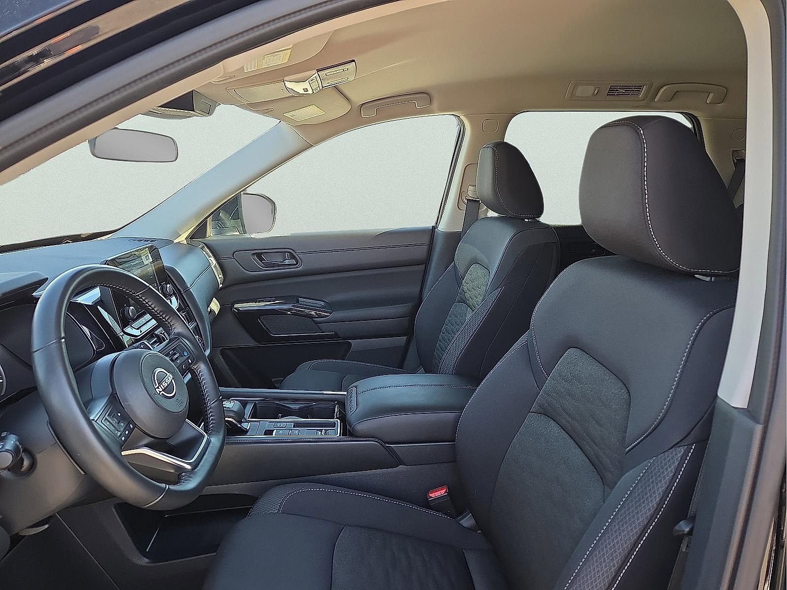 Used 2025 Nissan Pathfinder SV image 12