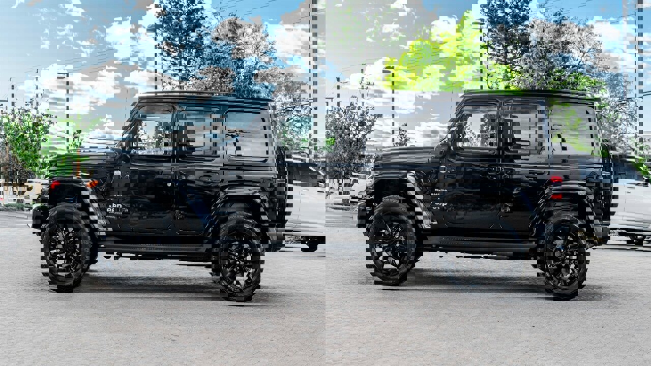 Used 2023 Jeep Wrangler Unlimited Sahara w/ Cold Weather Group AWD/4WD image 3