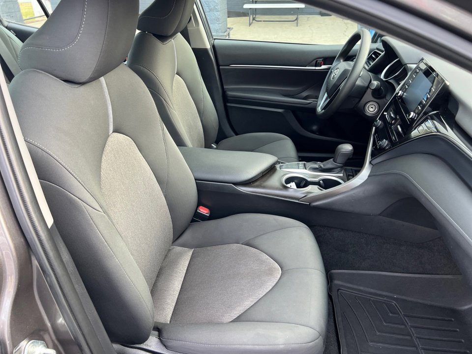 Used 2022 Toyota Camry LE image 32